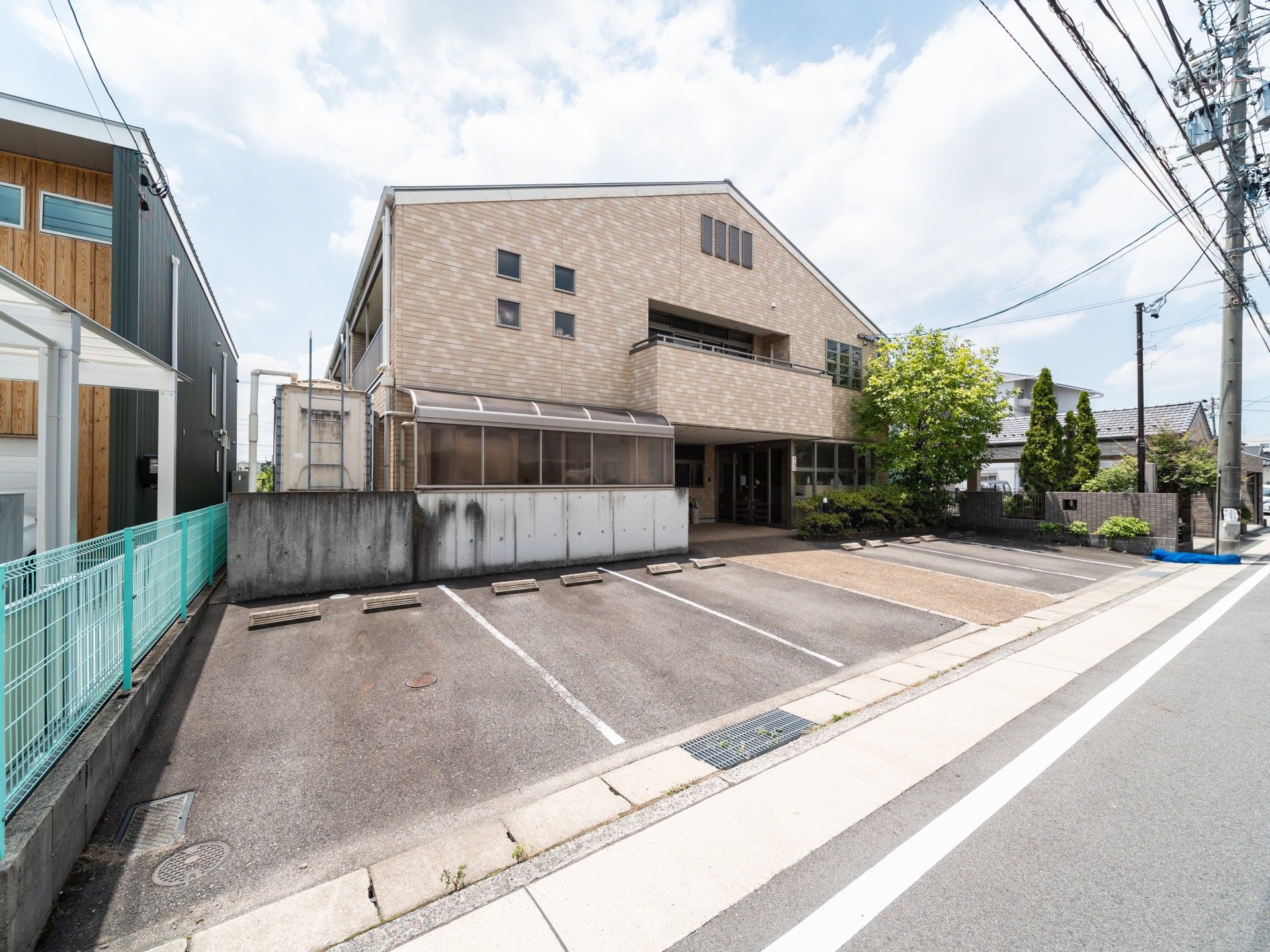 レンガ調の外壁が特徴の施設