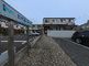 ゆったりとした駐車場のある建物