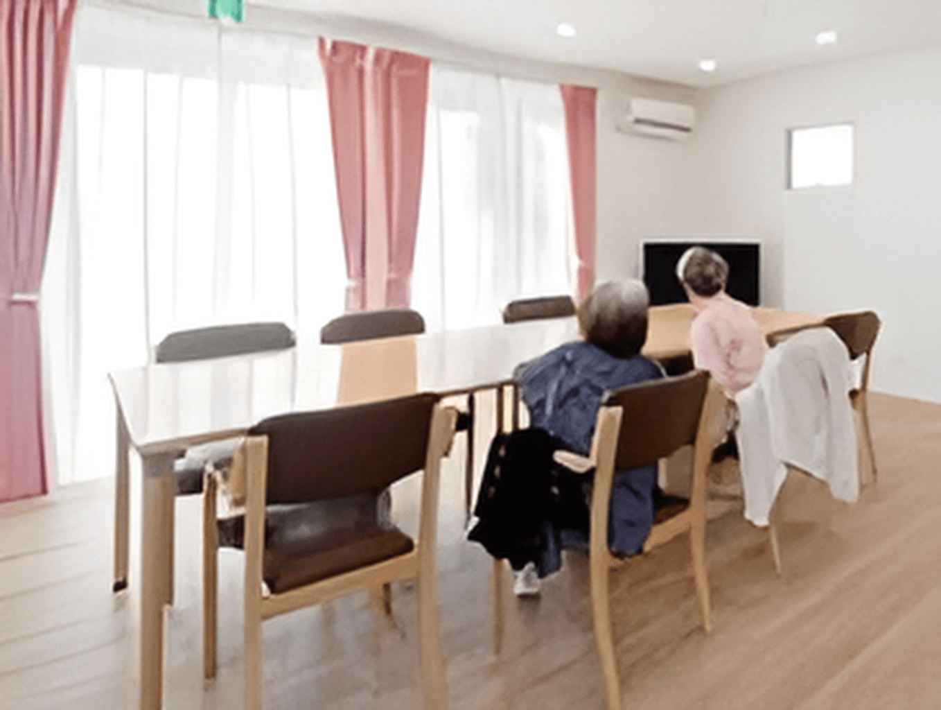大きな窓が付いたダイニングには木製のダイニングテーブルが置かれている。