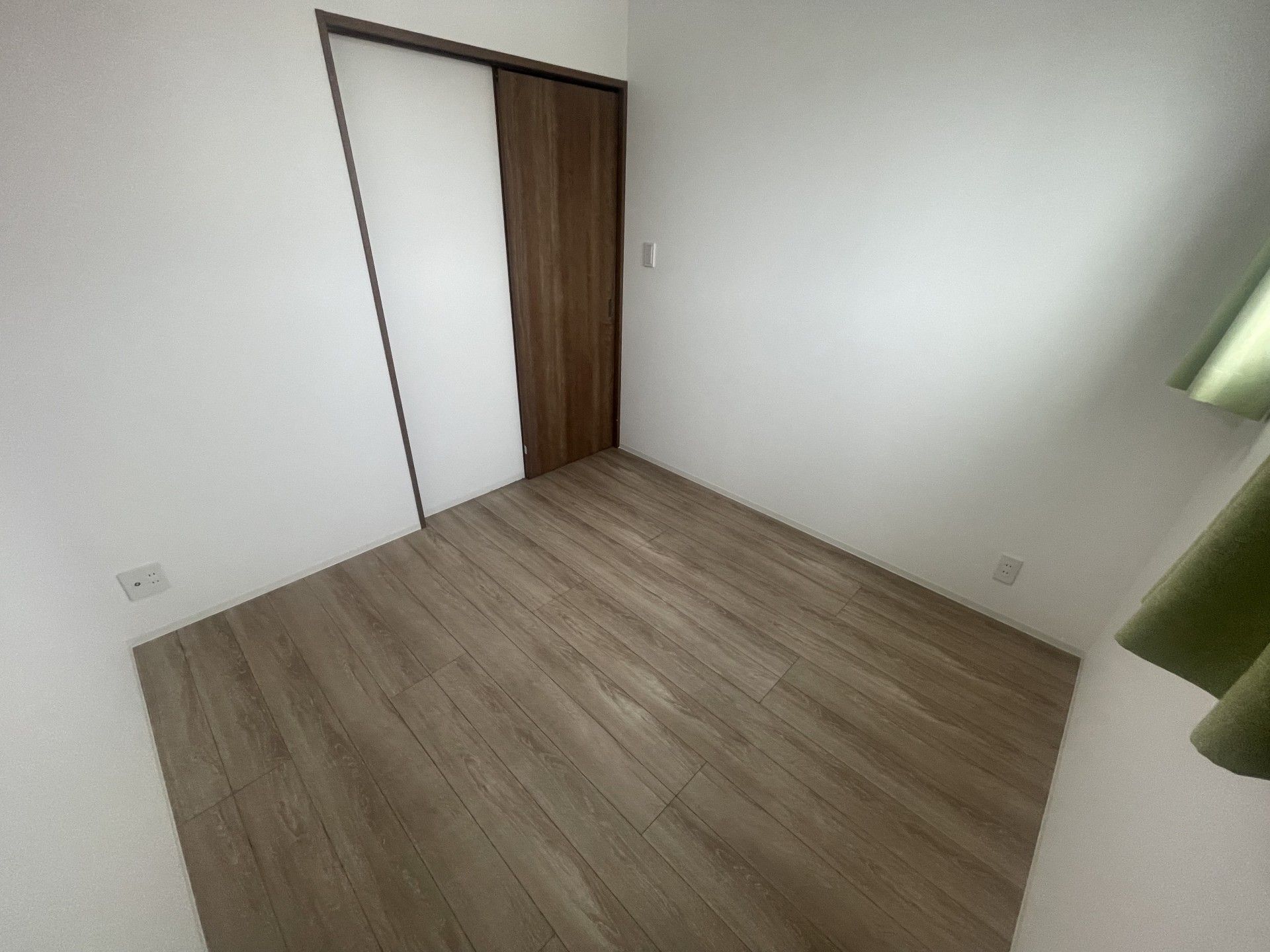 広々とした明るい部屋