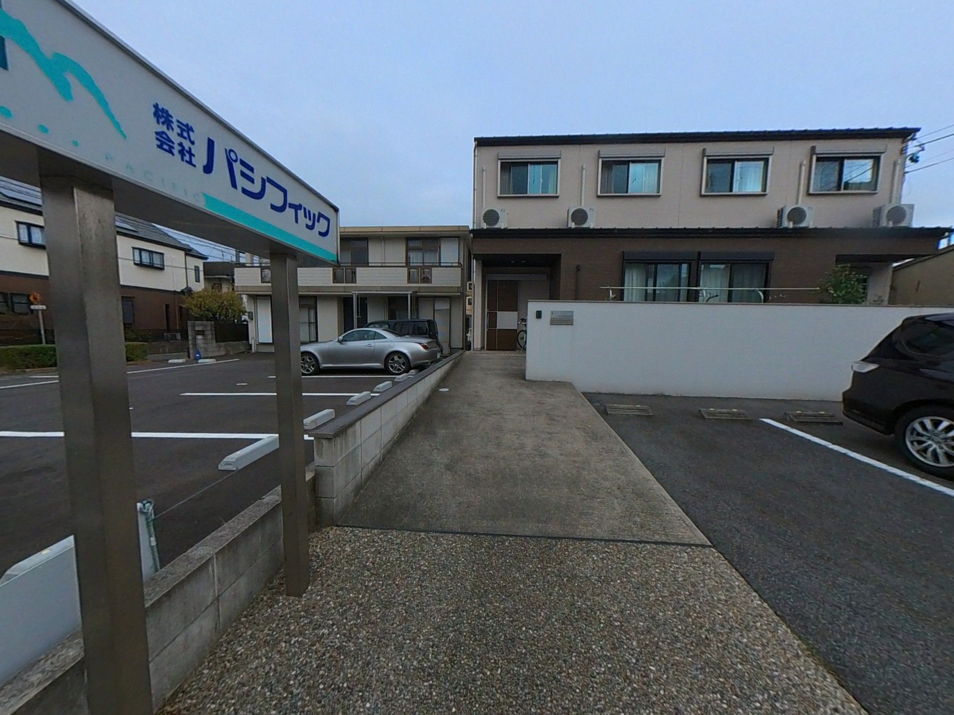 ゆったり駐車場のある建物