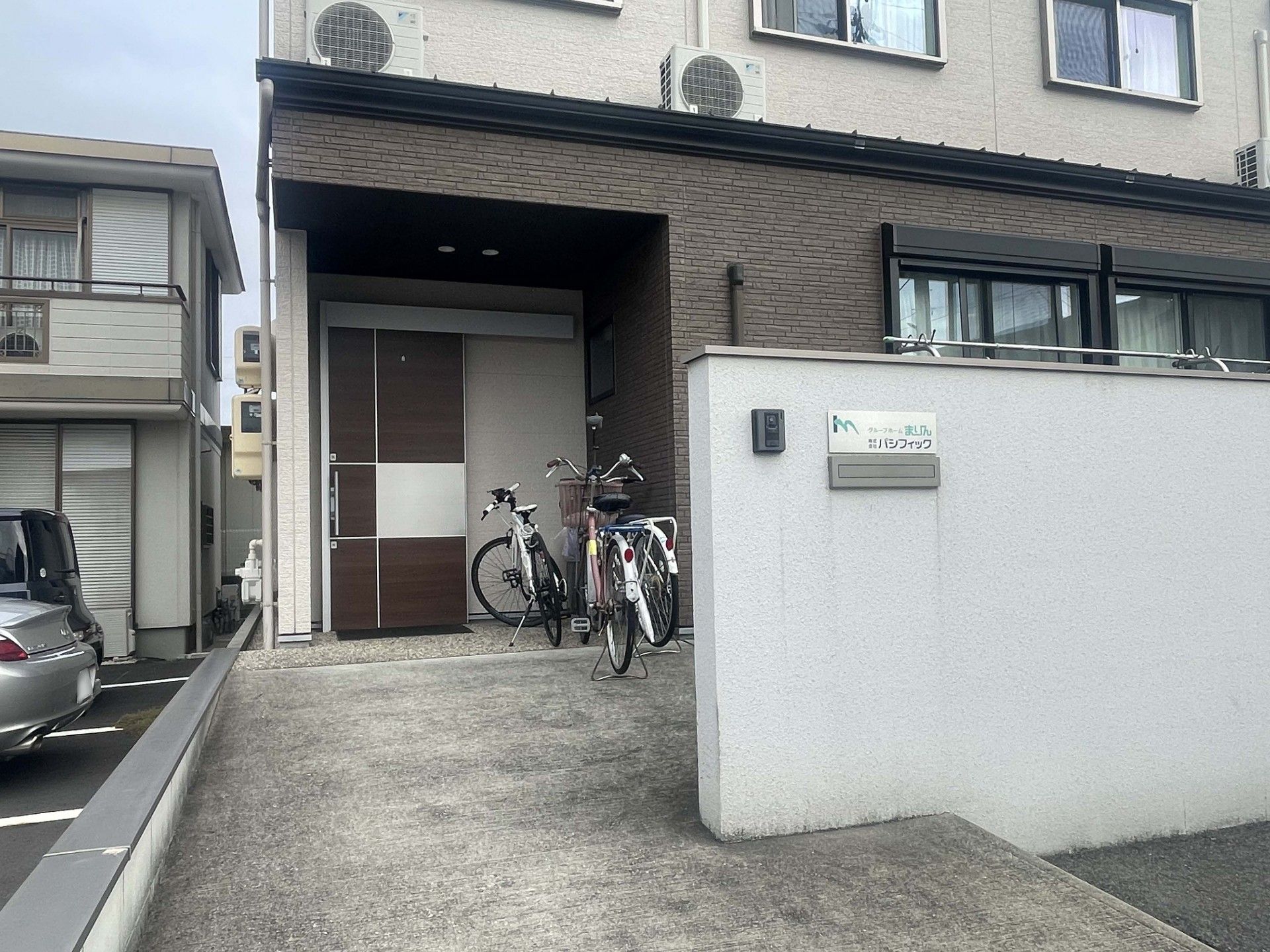 入口が広い施設外観