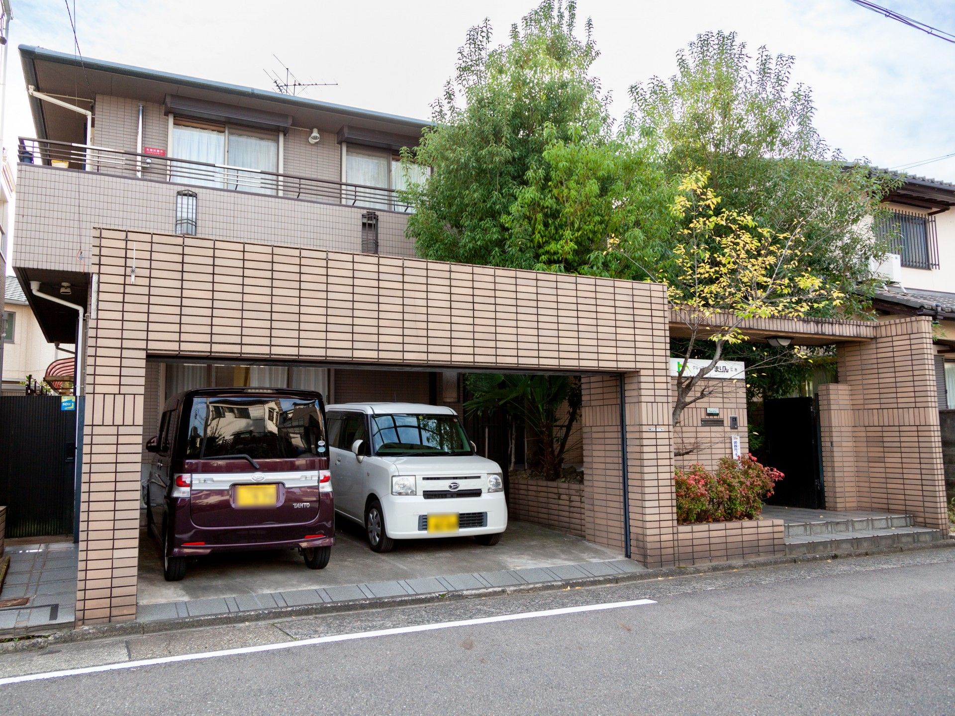 駐車スペース付きの外観