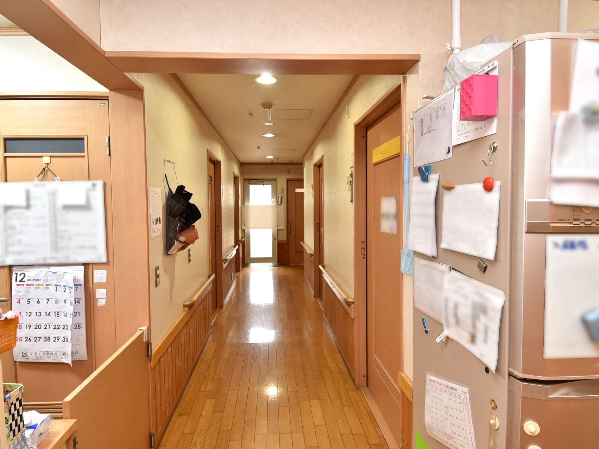 手すりが設置された廊下