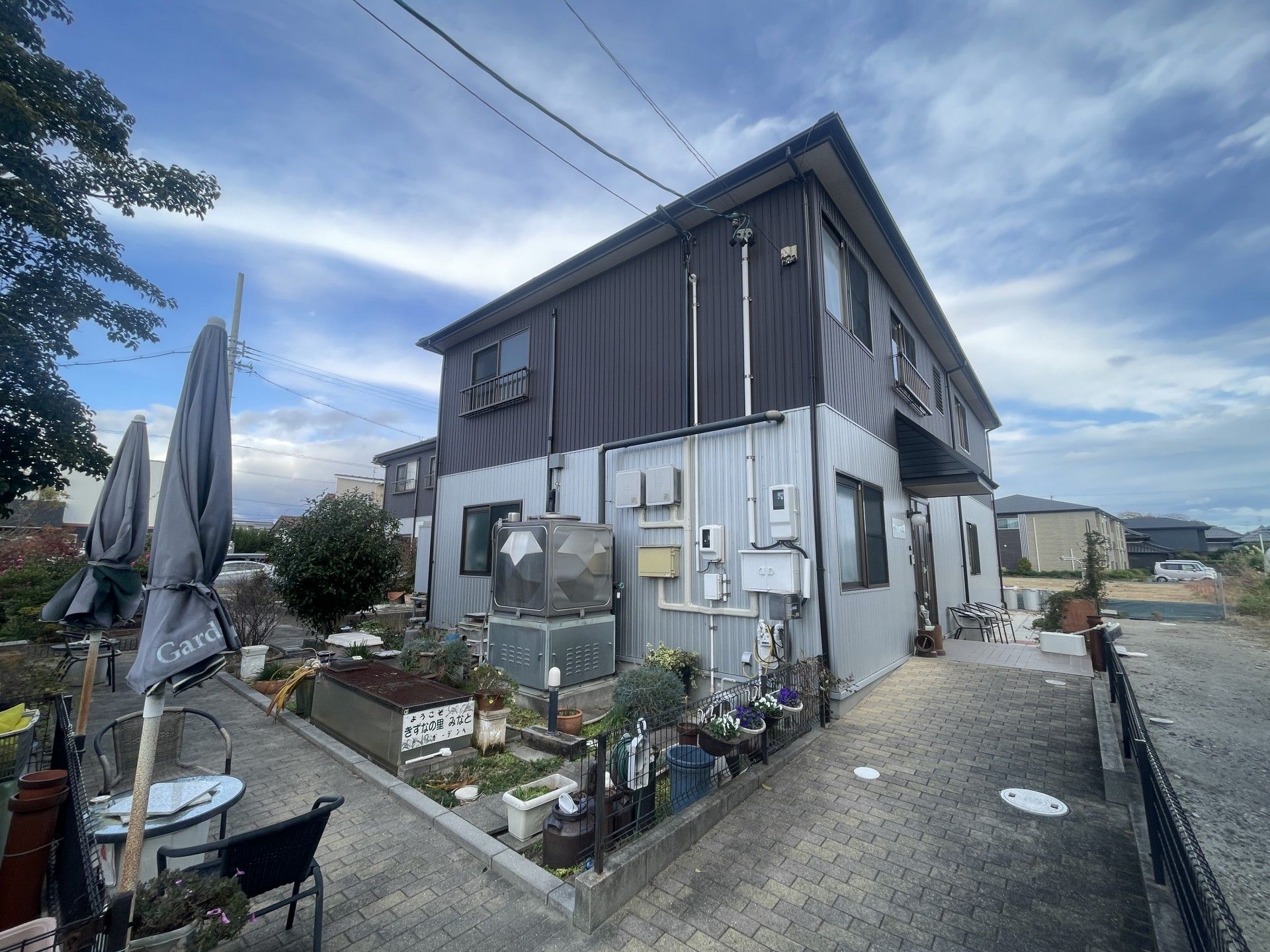 庭のある建物の外観