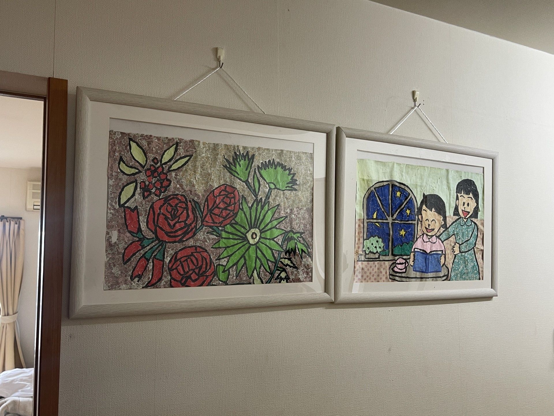 壁に飾られた絵画