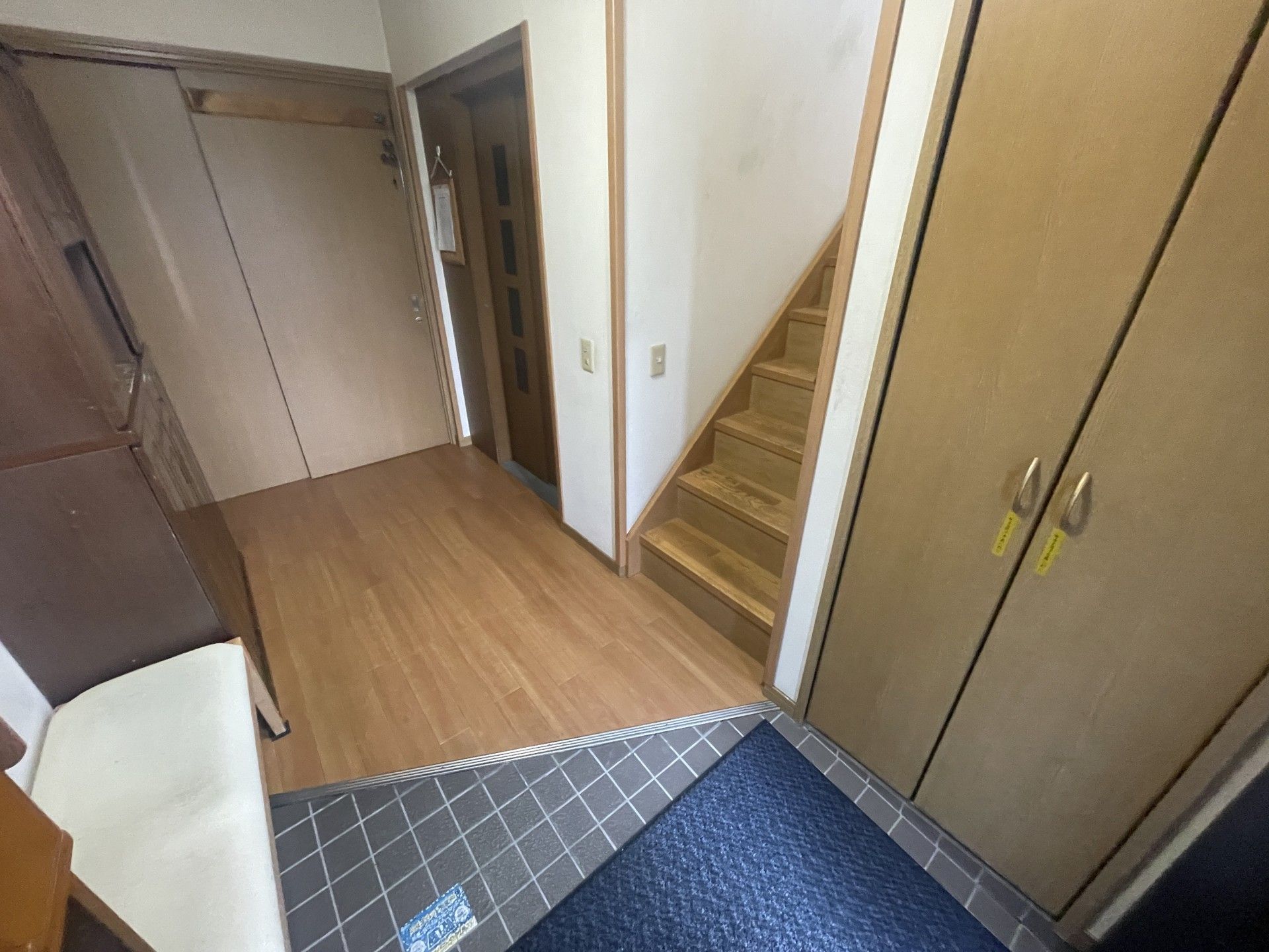 階段と収納のある玄関