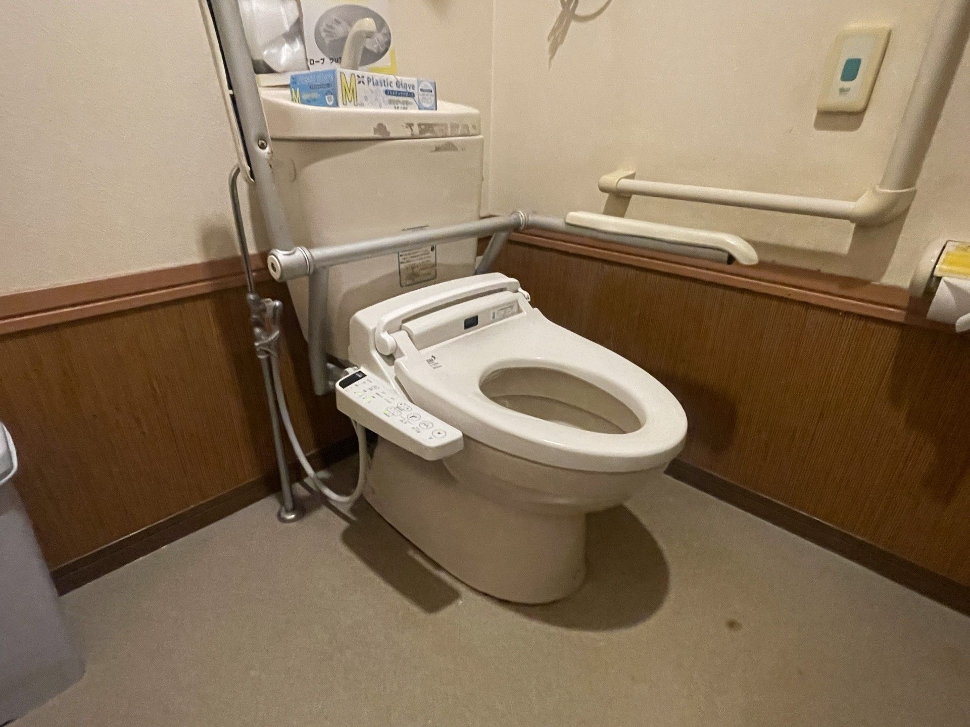手すり付きのトイレ