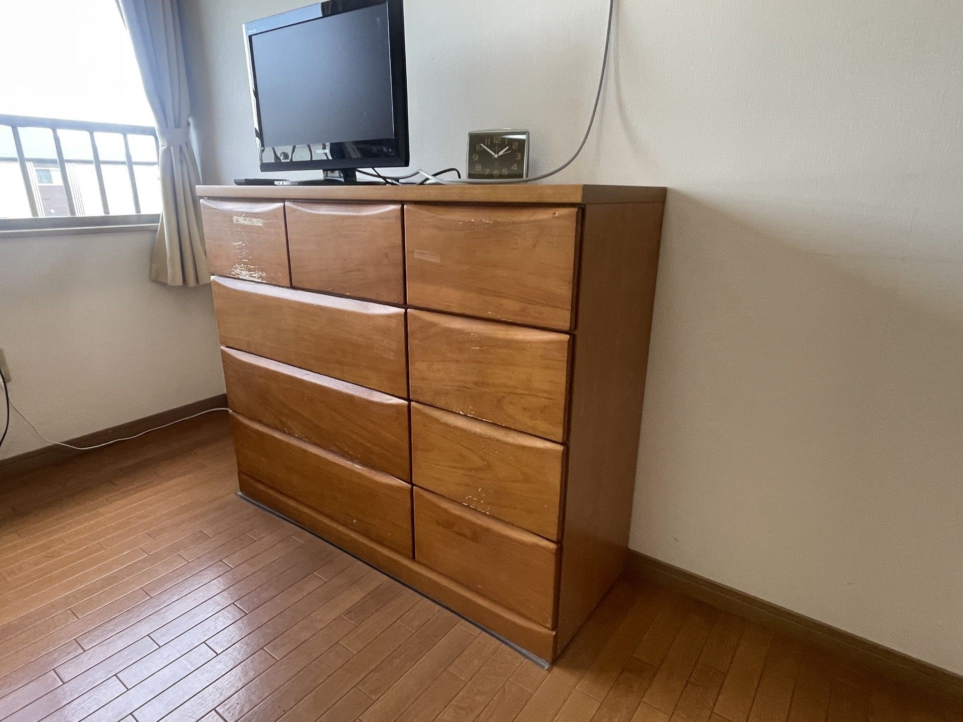 木製の収納家具とテレビ