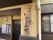 木製看板のある玄関