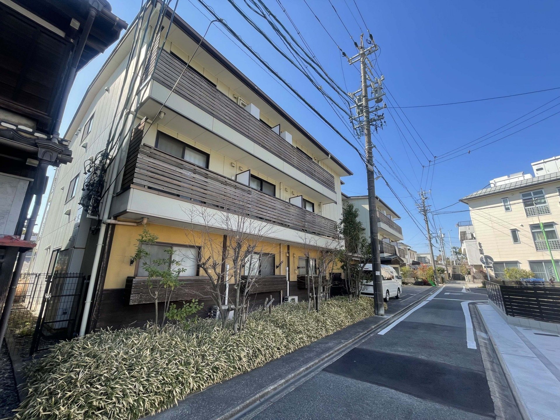 明るく清潔な外観