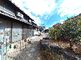 <br>
庭のある建物の外観