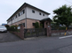 都市の住宅街にある施設外観