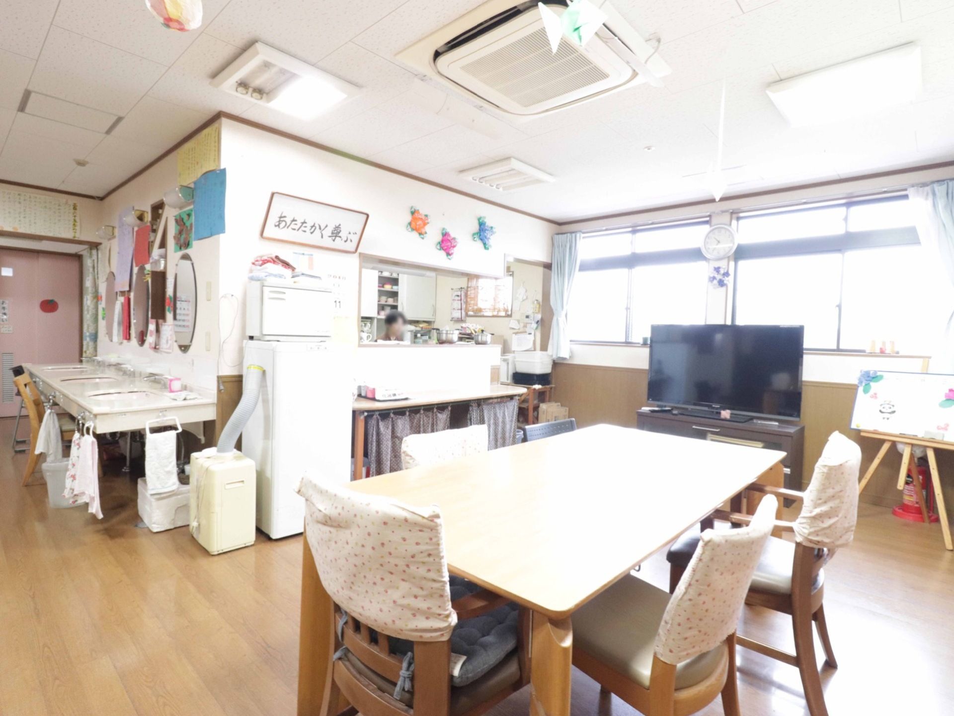 キッチンやテレビも設置されている共有スペース。空調設備も完備されており、食事や談話を楽しむことができる。