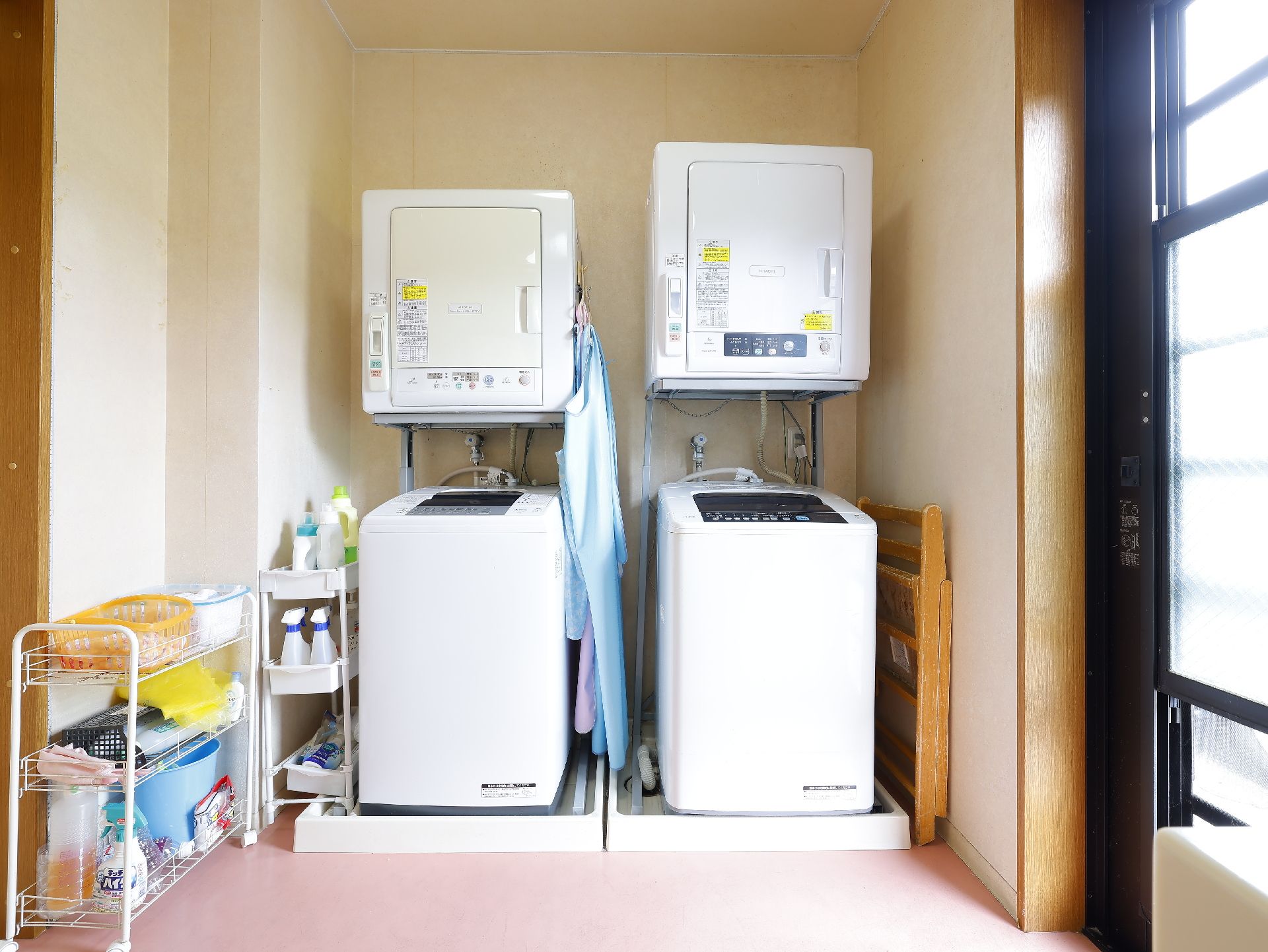 外に通じるドアが近くにあり、洗濯機と乾燥機が設置されているランドリー