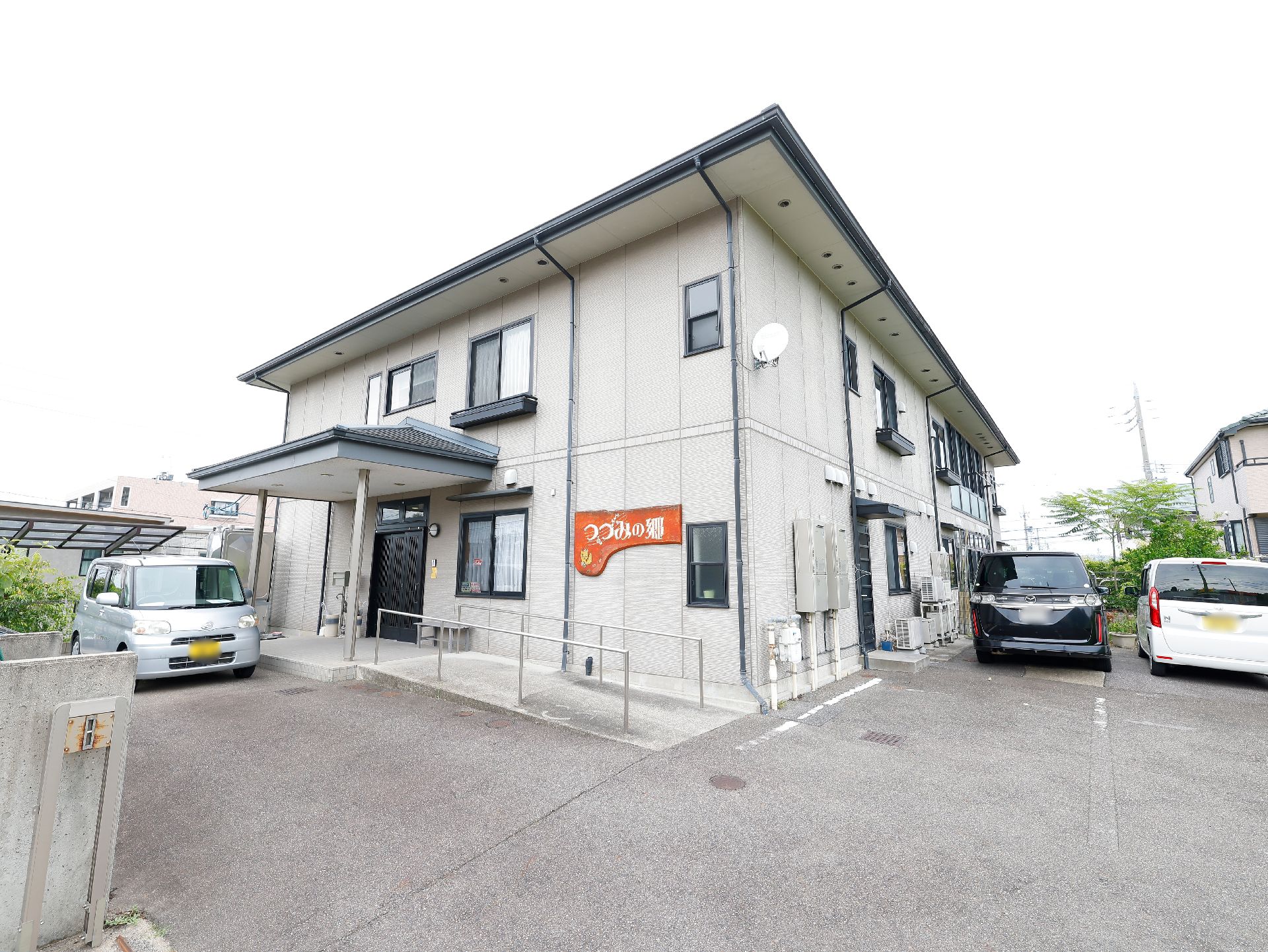 民家のような形状で、日本人が親しみを持ちやすい外観