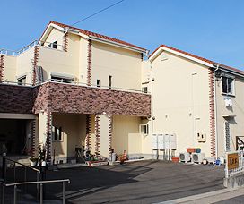 明るく広々とした施設外観