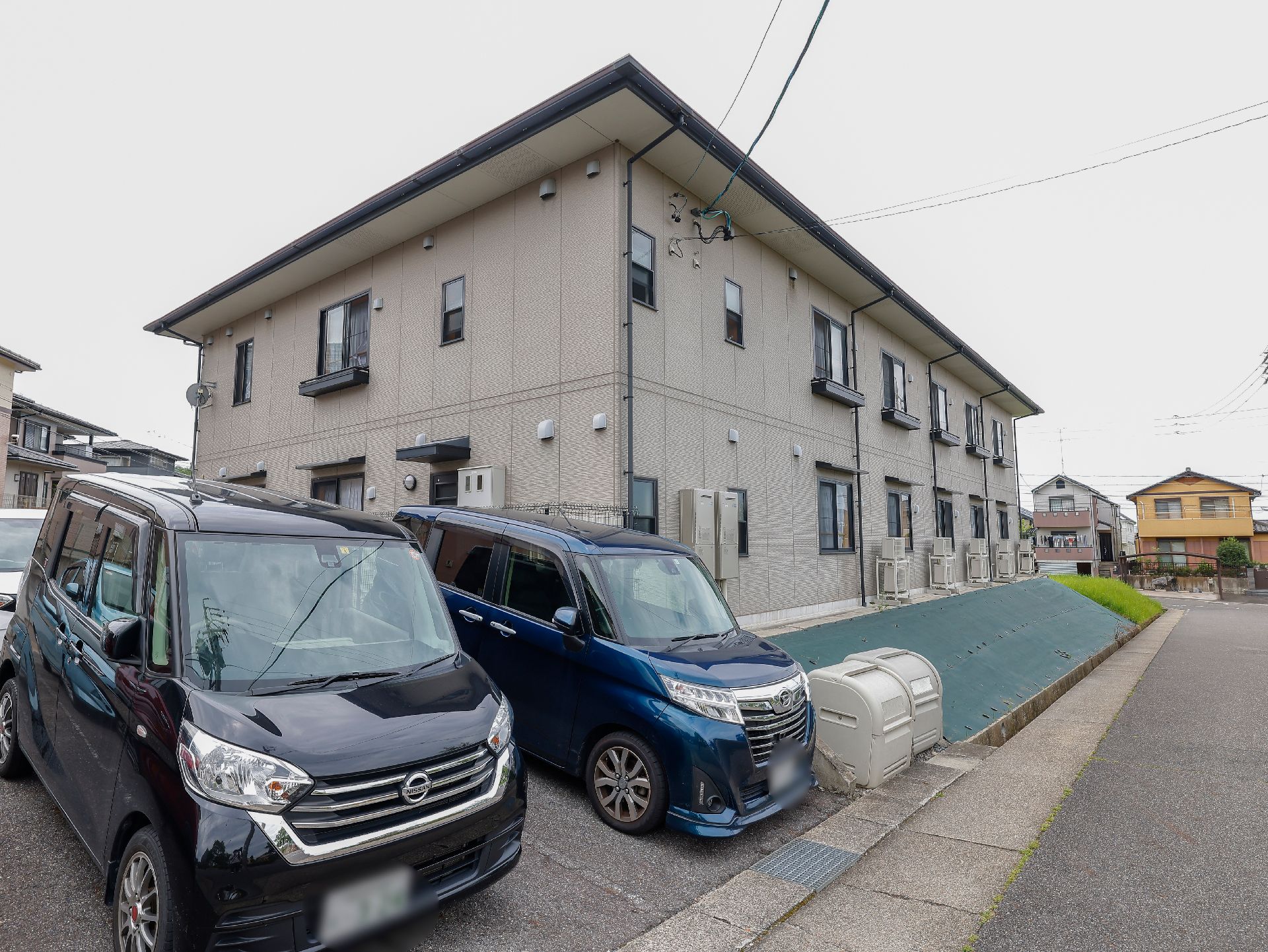 和風の屋根を持ち、一般の民家のようで親しみを持てる施設の外観