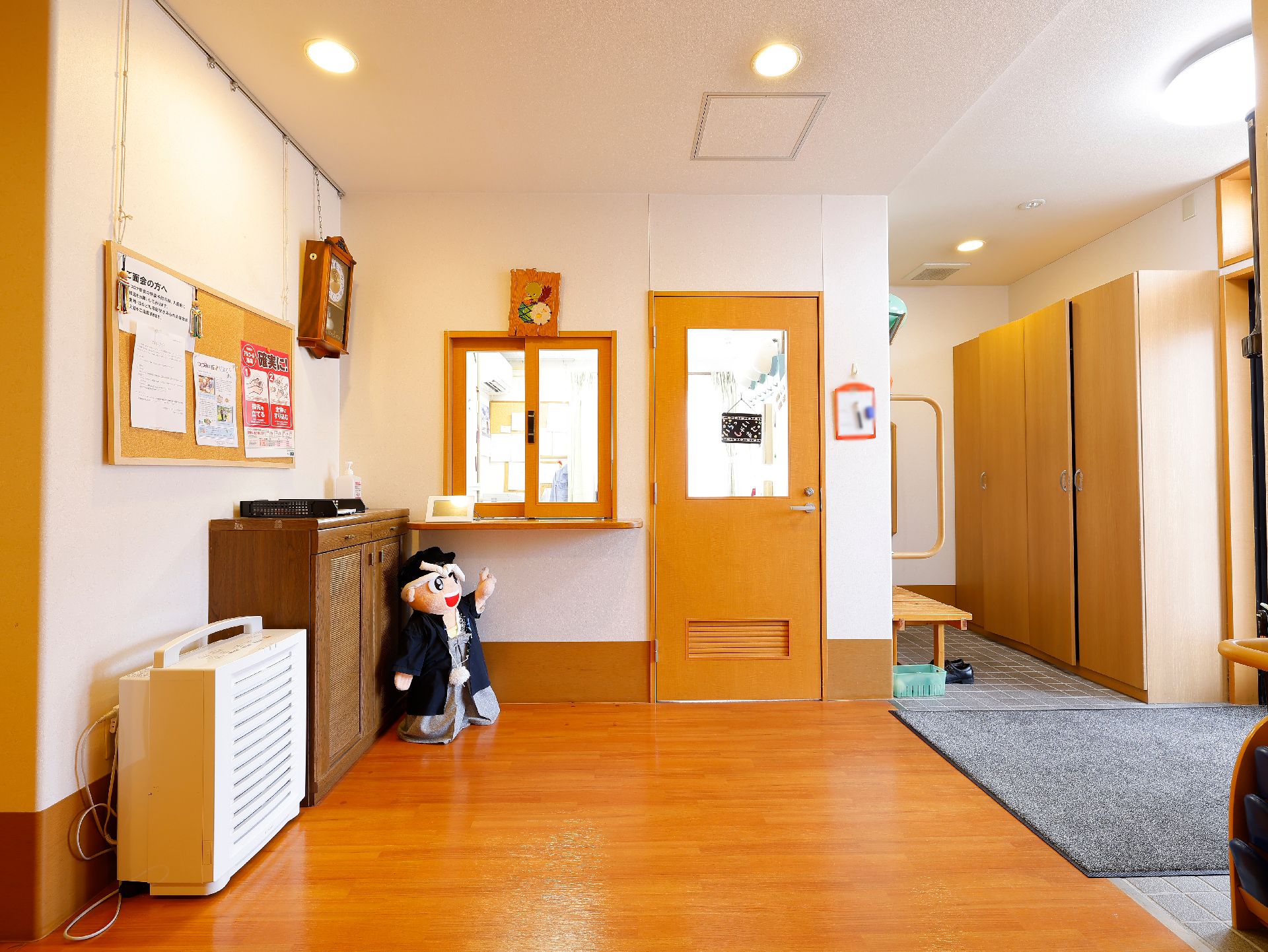 玄関から入ってすぐのところに設置されている施設の受付