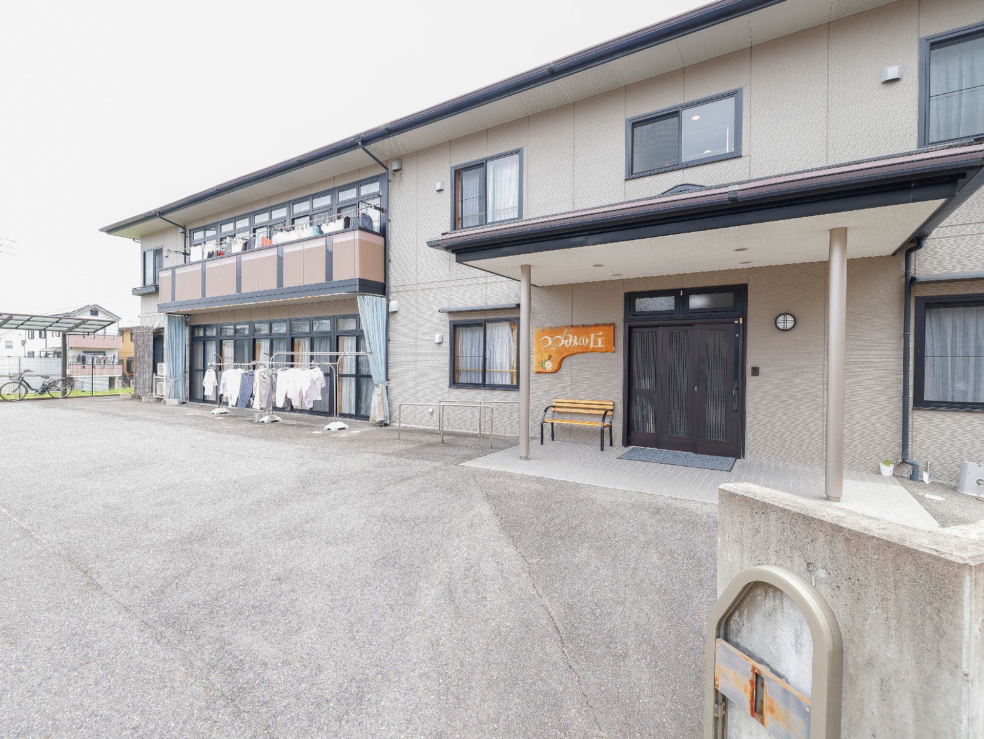 日本式の屋根があり、民家のようにも見える施設の外観