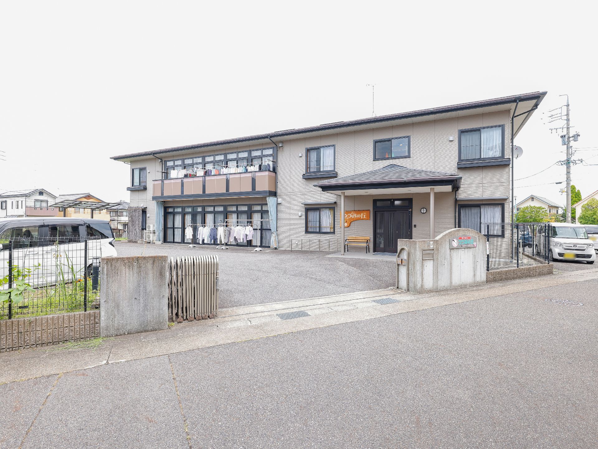 周辺は閑静な住宅街が広がり、敷地が道路に面していてアクセスしやすい立地