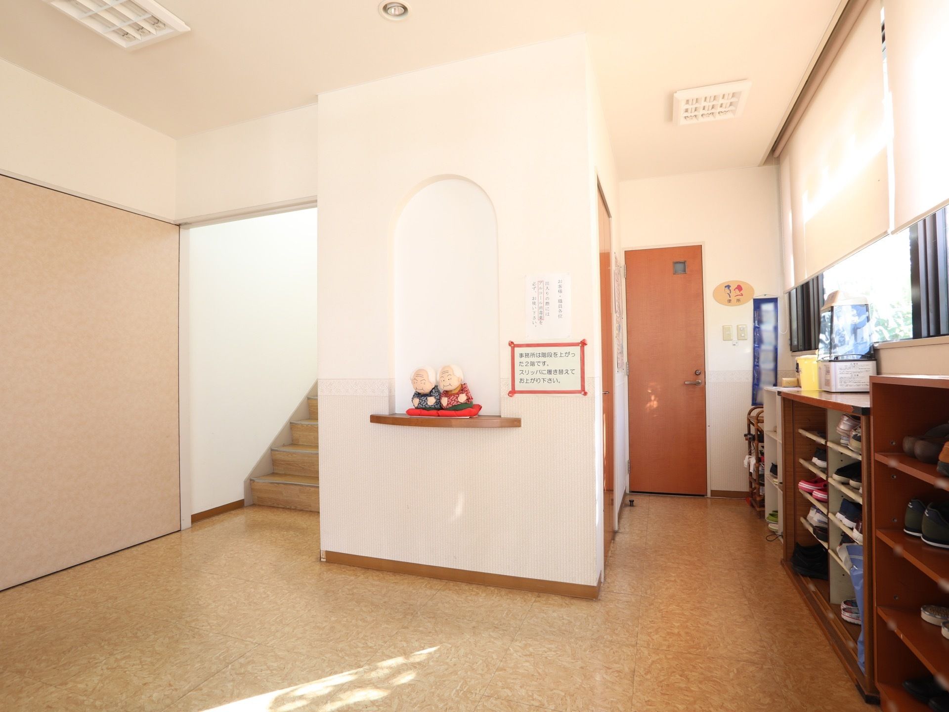 玄関の正面には、2階へと続く階段が設置されている。右側にはトイレも完備されており、靴箱も用意されている。