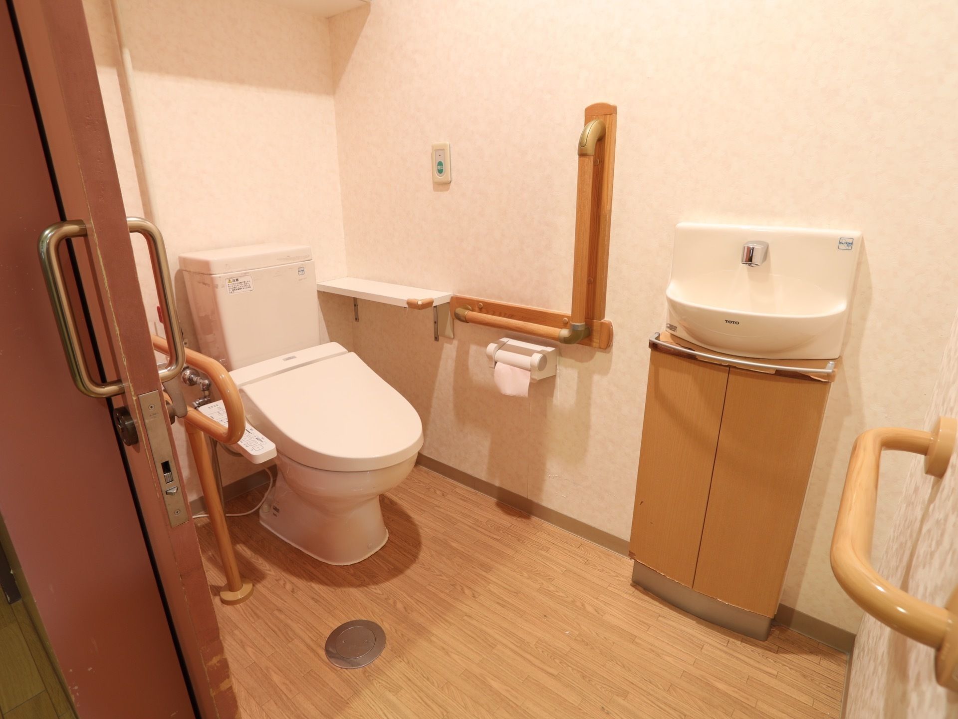 トイレは、茶色と白色で統一された内装となっている。入ってすぐのところには、簡易手洗い場と収納棚も設置されている。