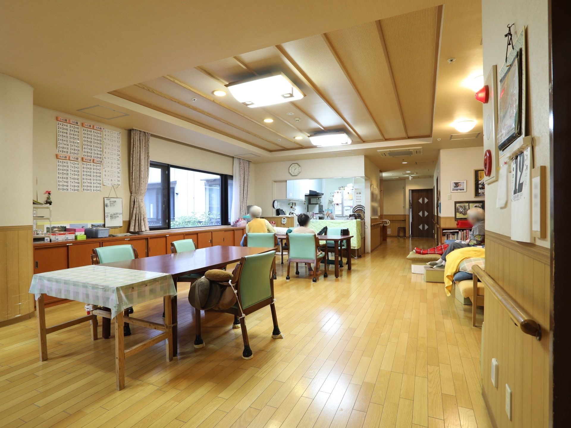 食堂は広々としていて、テーブルや椅子がたくさん並べられている。一角には、対面式のキッチンも完備されている。