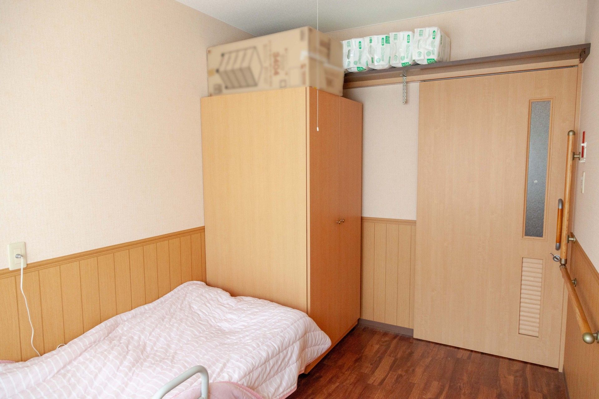 クローゼットの上には棚がありものが置いてある