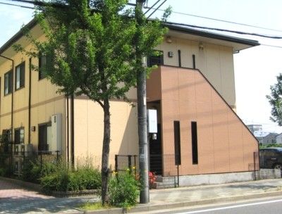 落ち着いた外観の建物