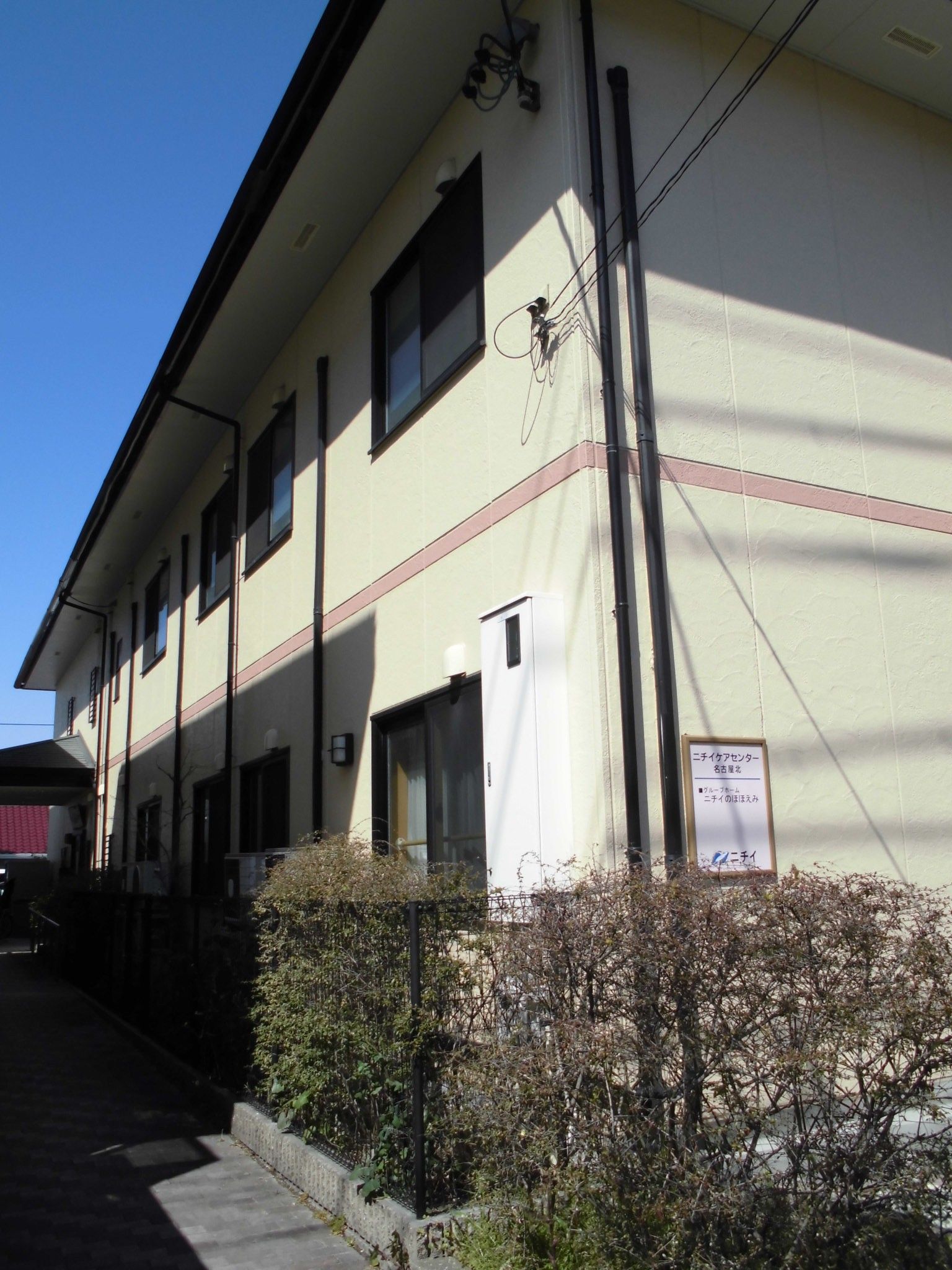 日差しのあたる建物外観
