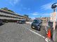 広々とした駐車場の外観