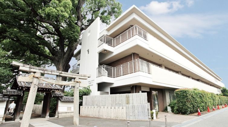 緑に囲まれた建物外観