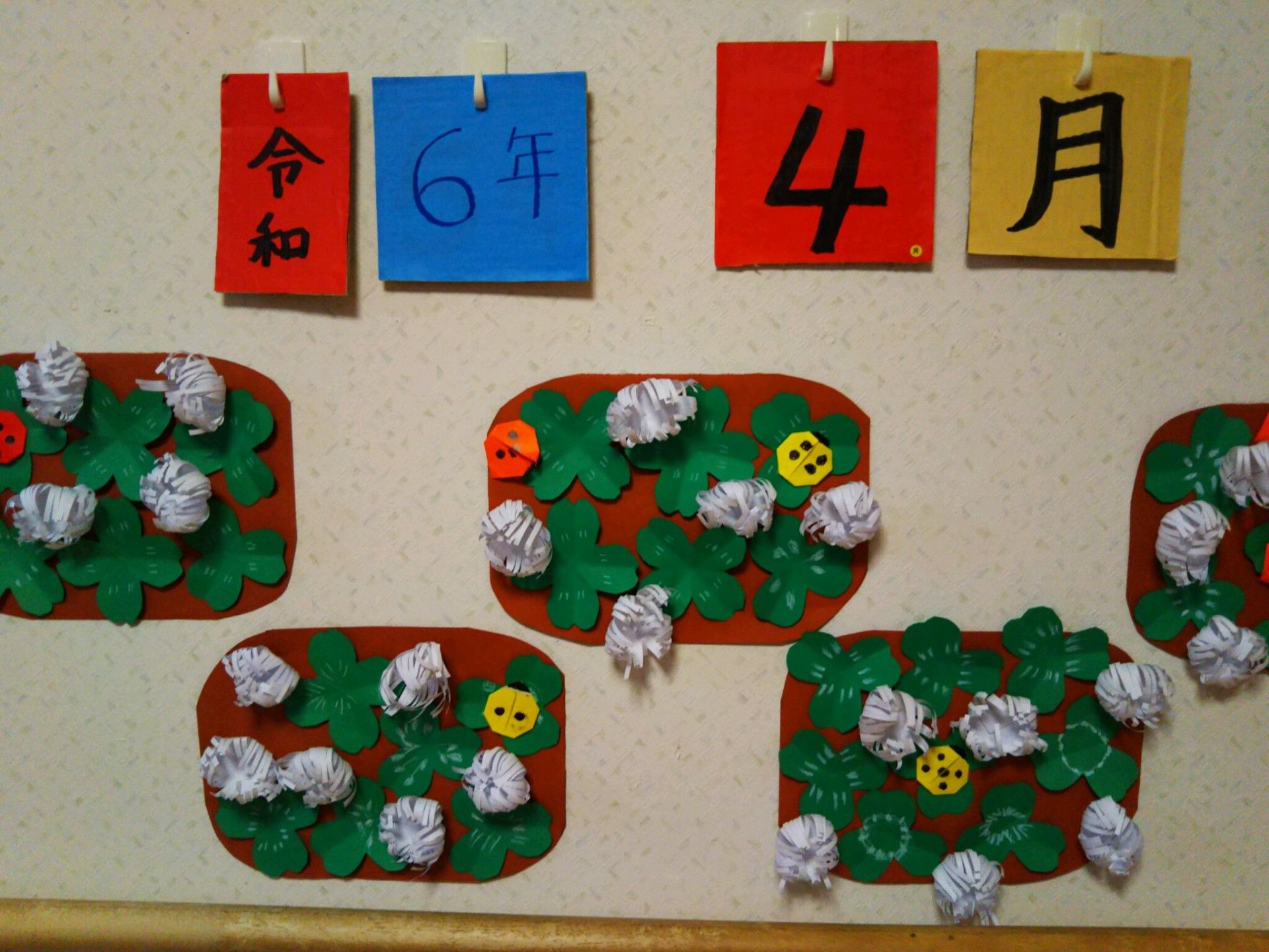 手作りカレンダーの壁面