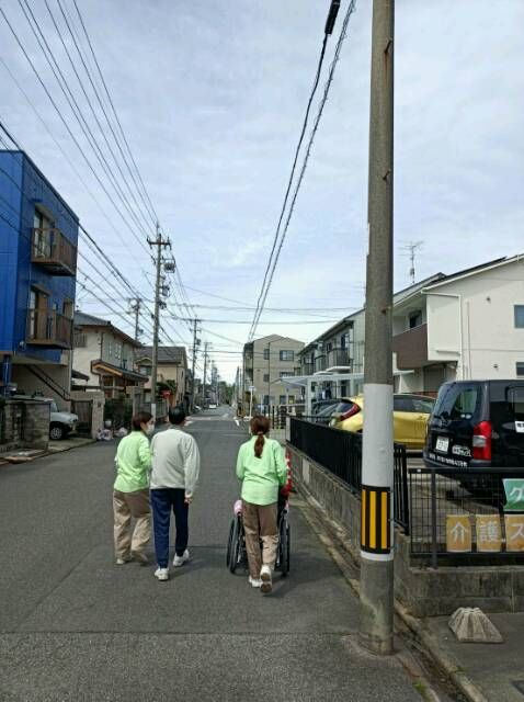 散歩する人々の後ろ姿