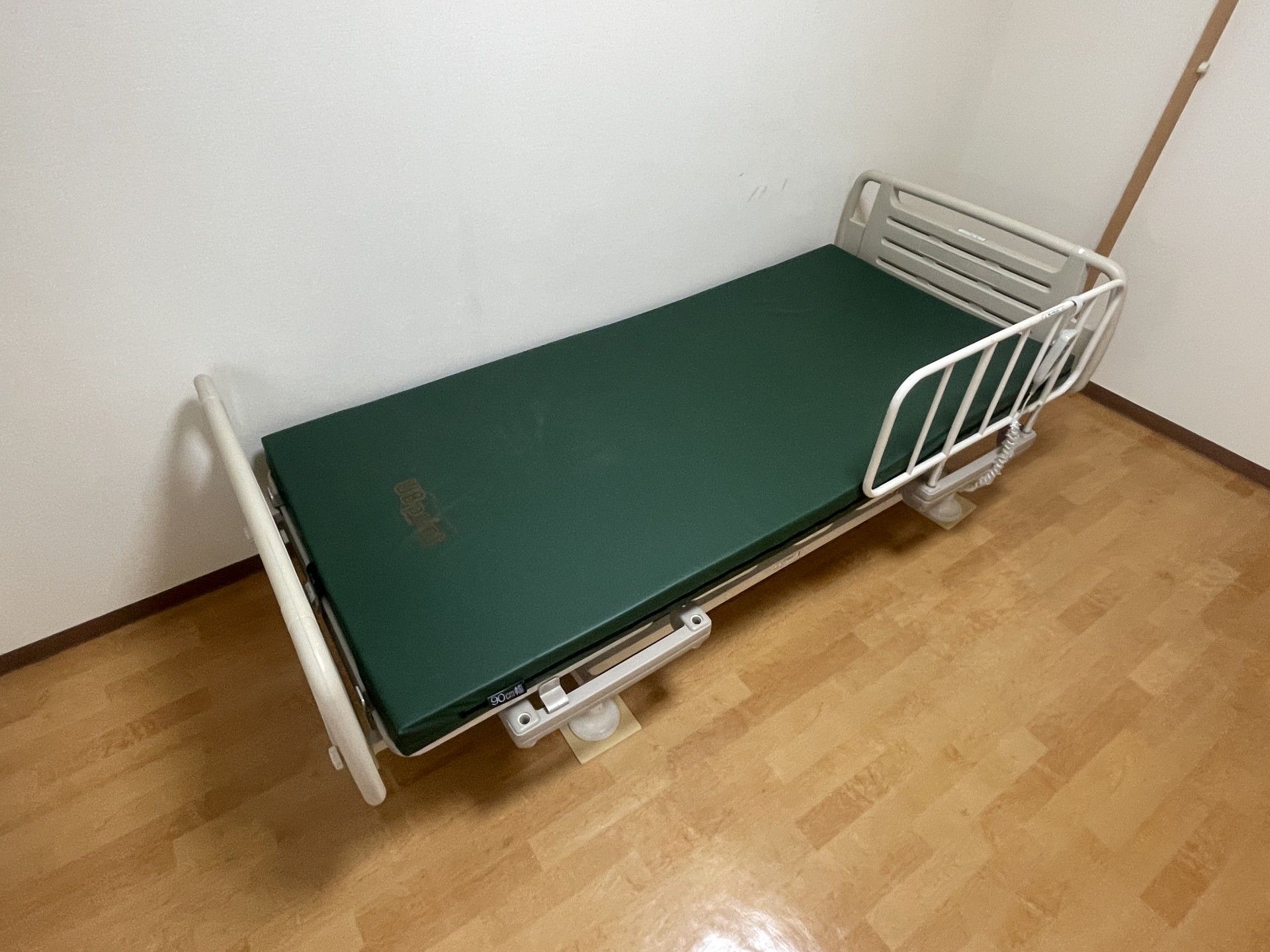 シンプルなベッドの部屋