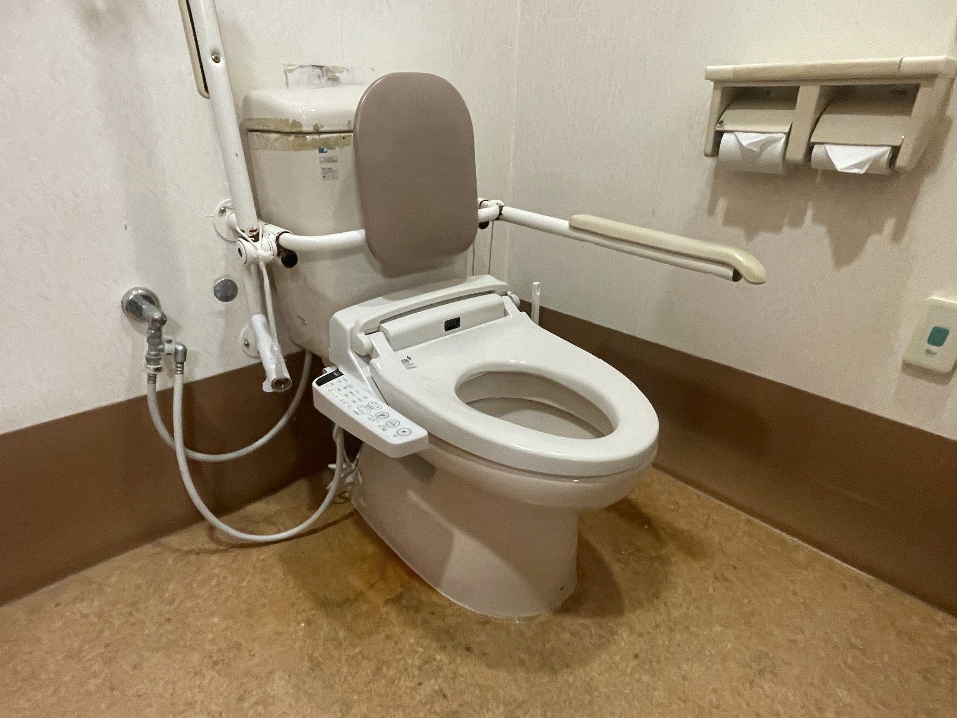 手すり付きのトイレ