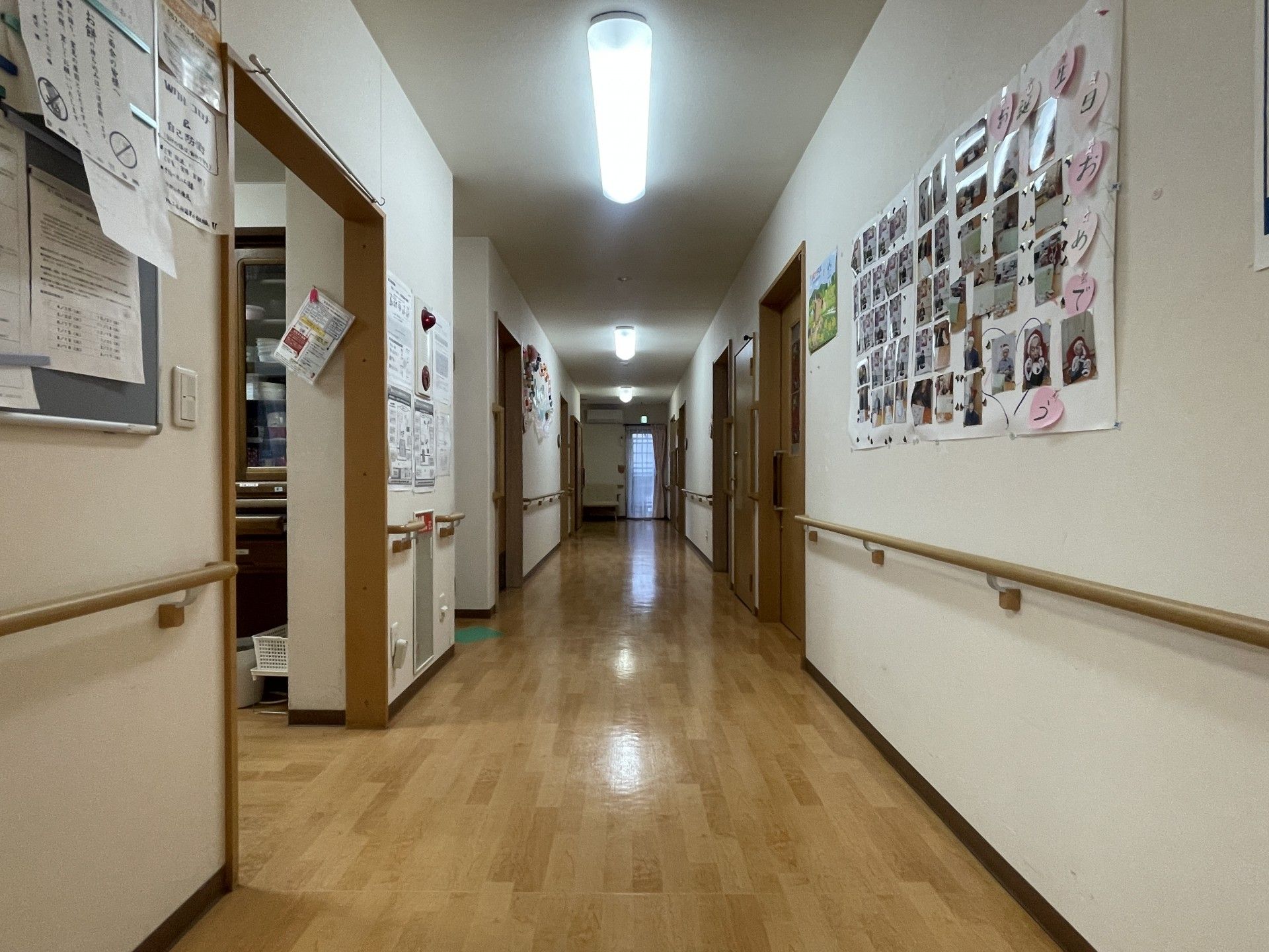 手すり付きの廊下