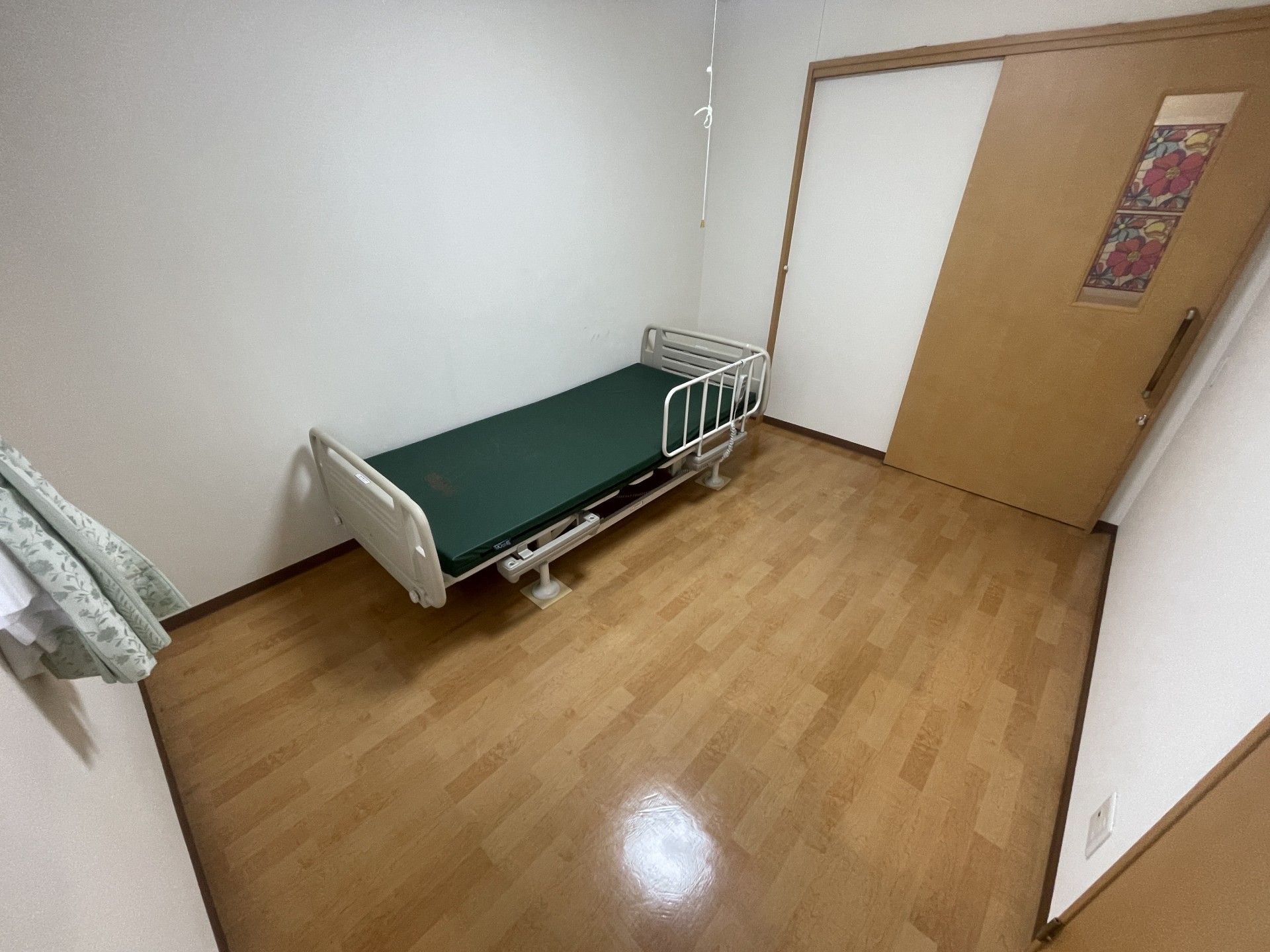 シンプルなベッドの部屋