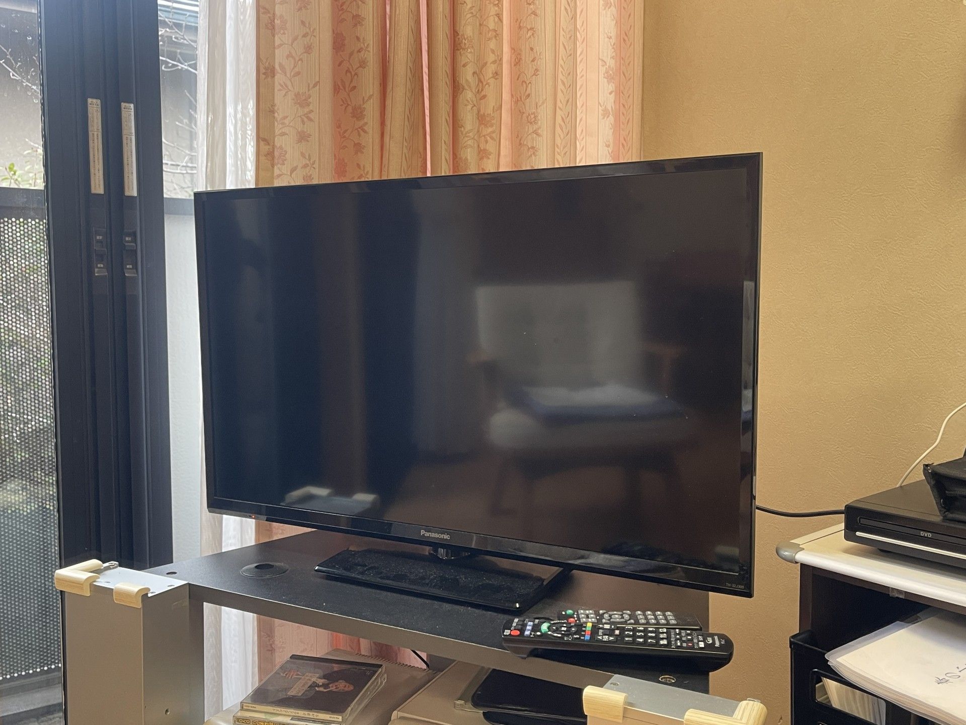 テレビとリモコンのある部屋