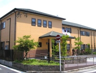 明るい外観の建物