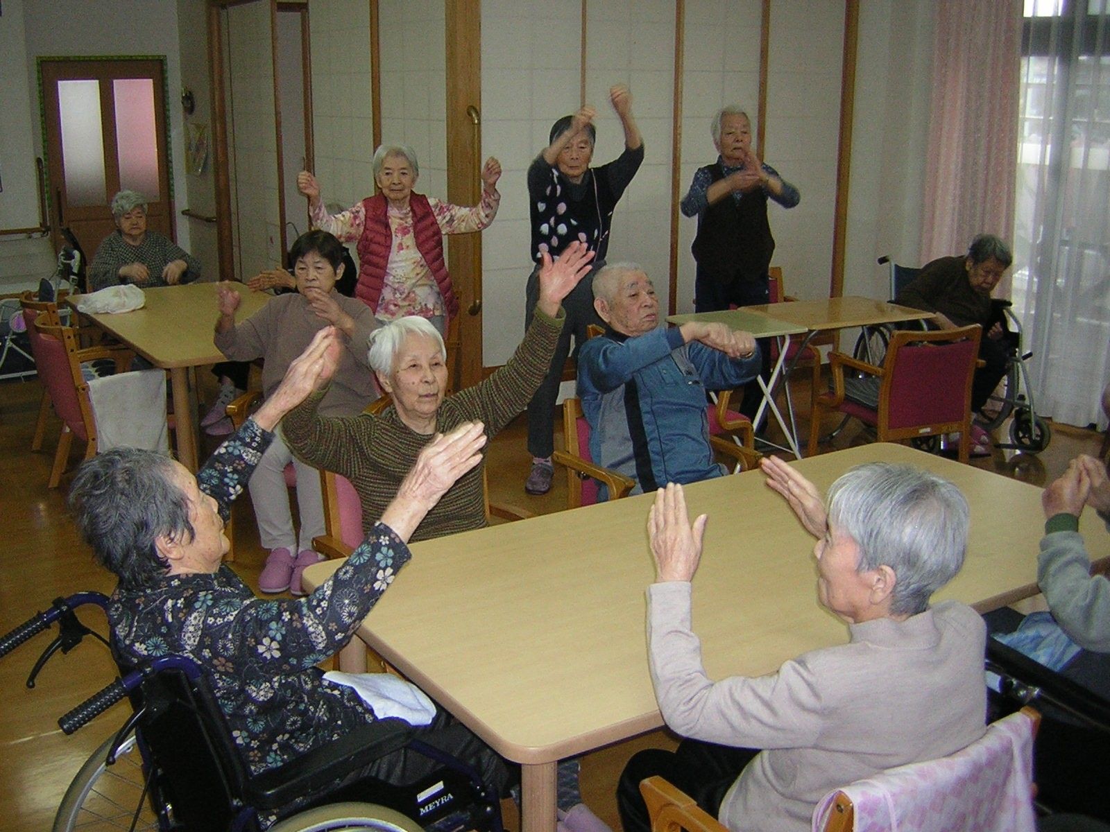 活動する高齢者の集いの場