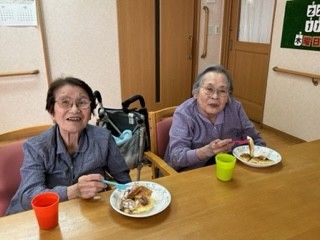 笑顔で食事する高齢者二人