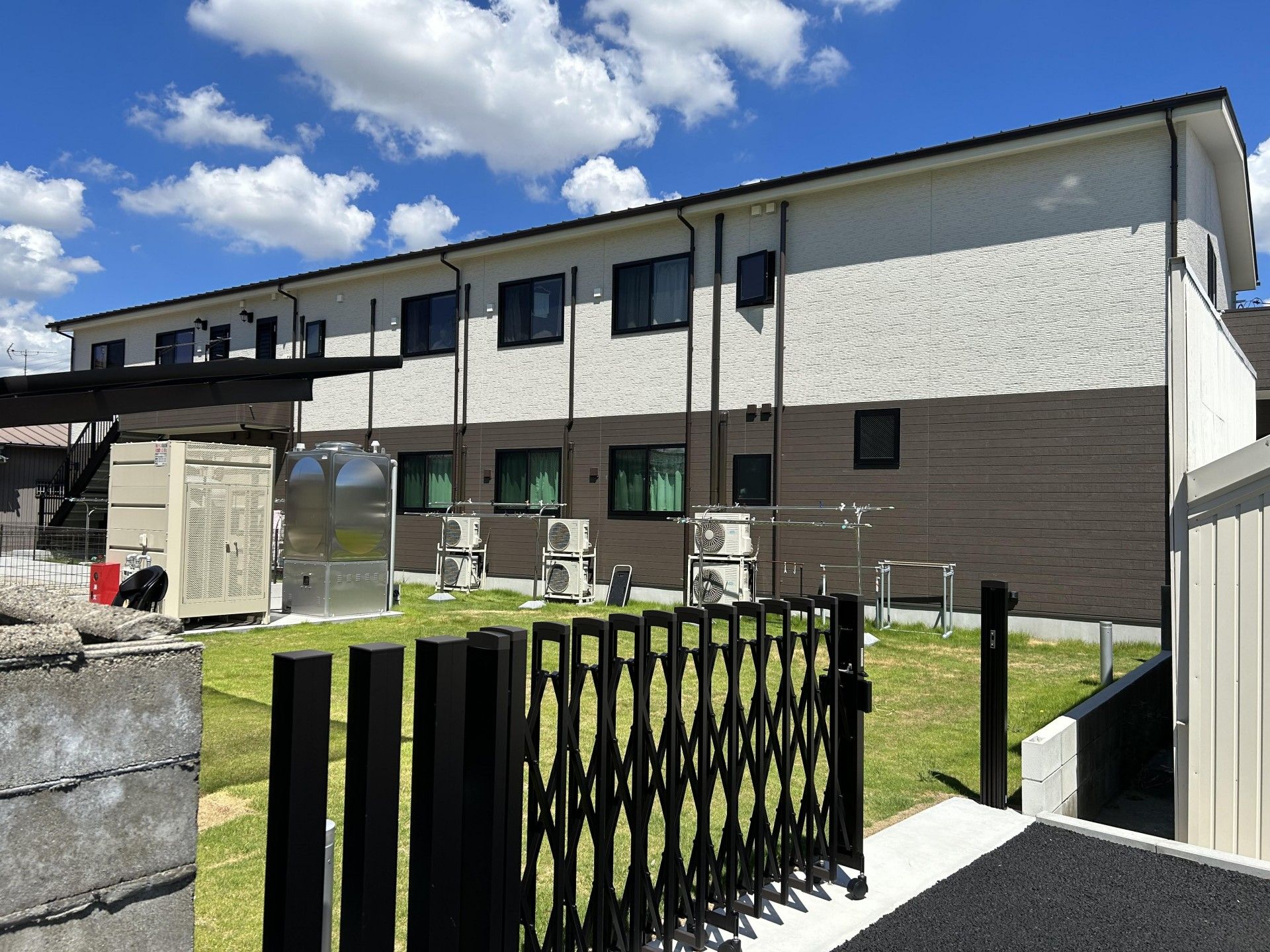 二階建ての落ち着いた色合いの外観