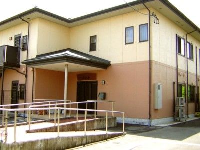 明るい外観の建物入口
