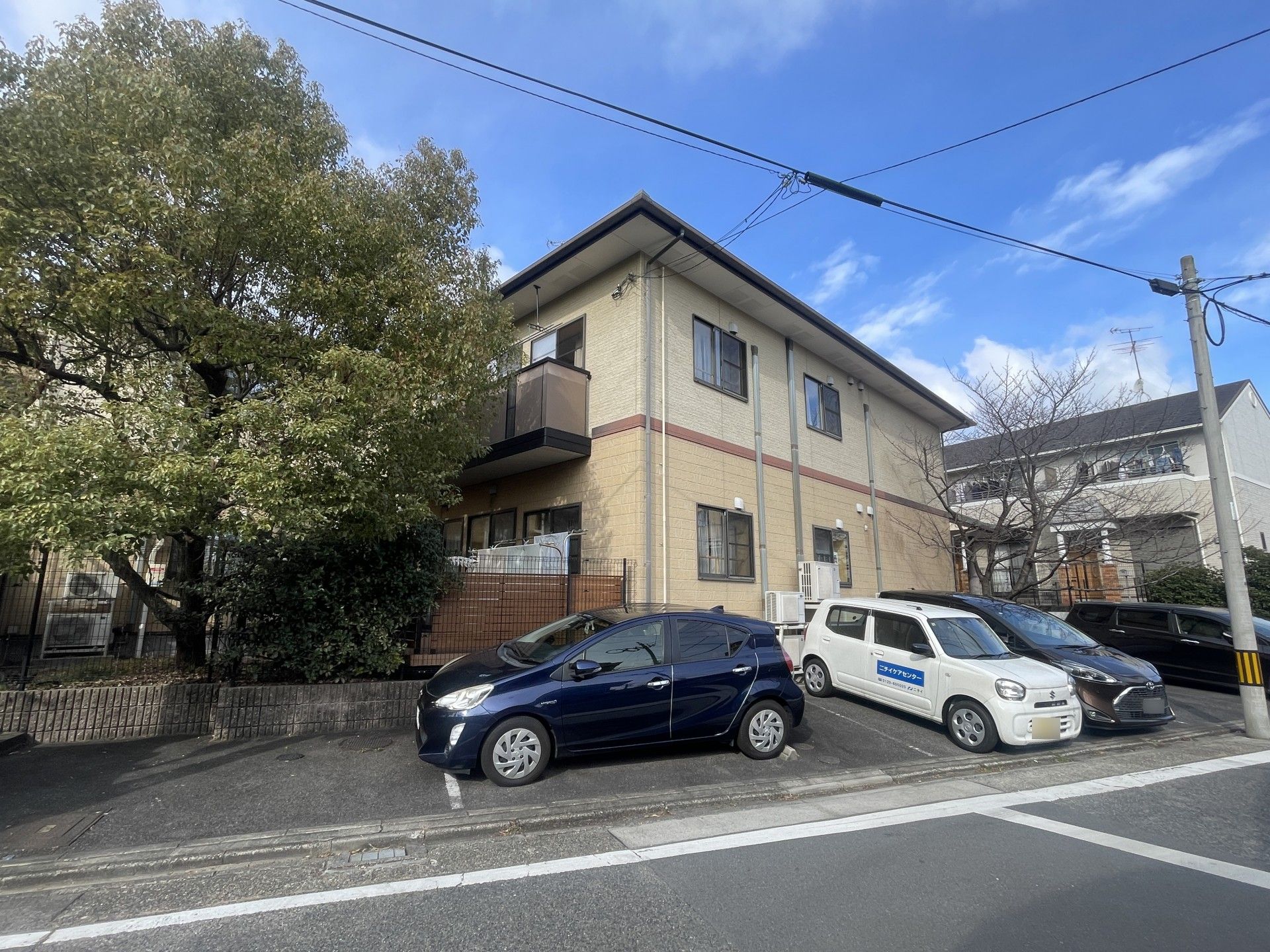 駐車場のある建物外観