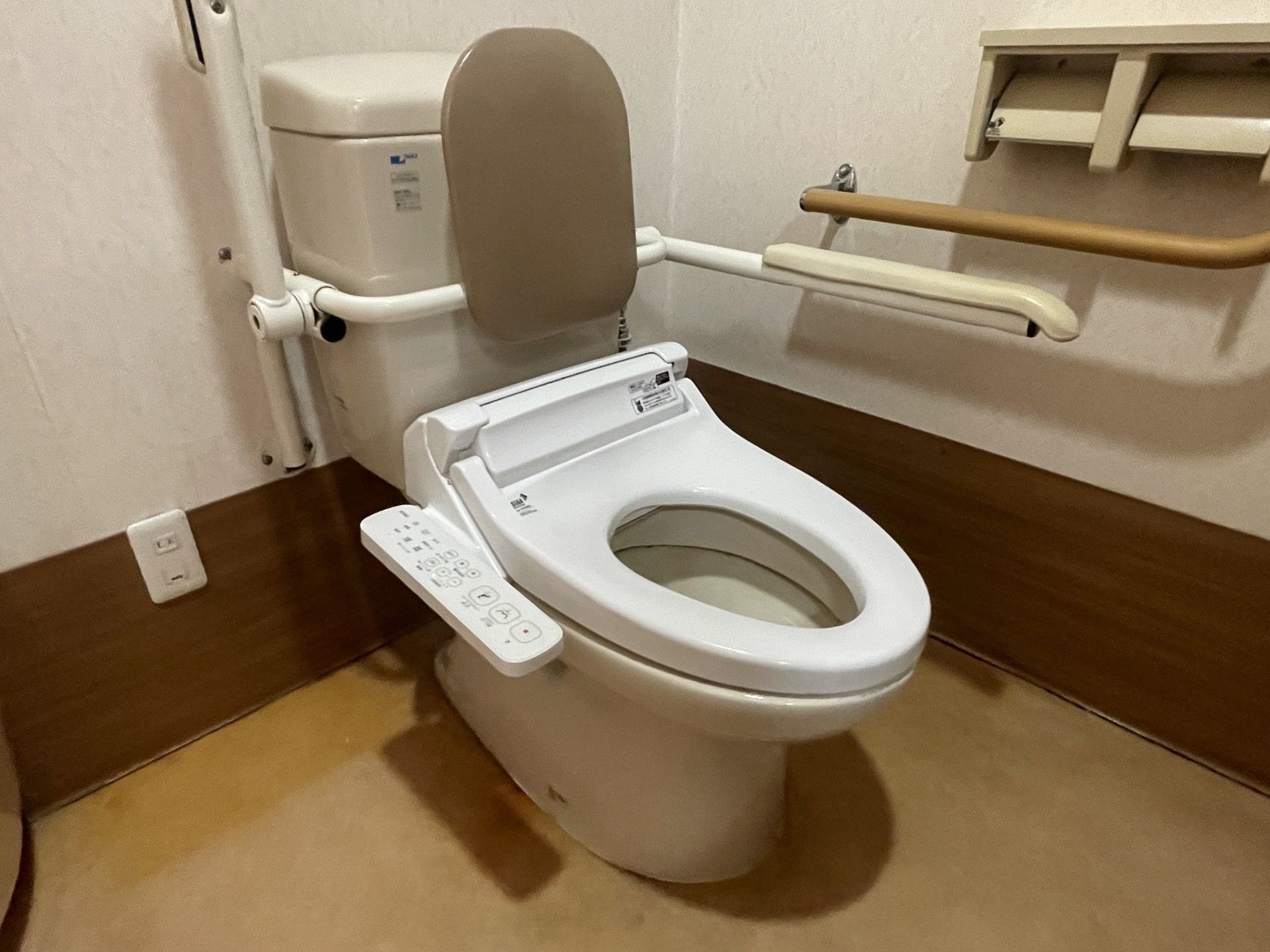 手すり付きのトイレ