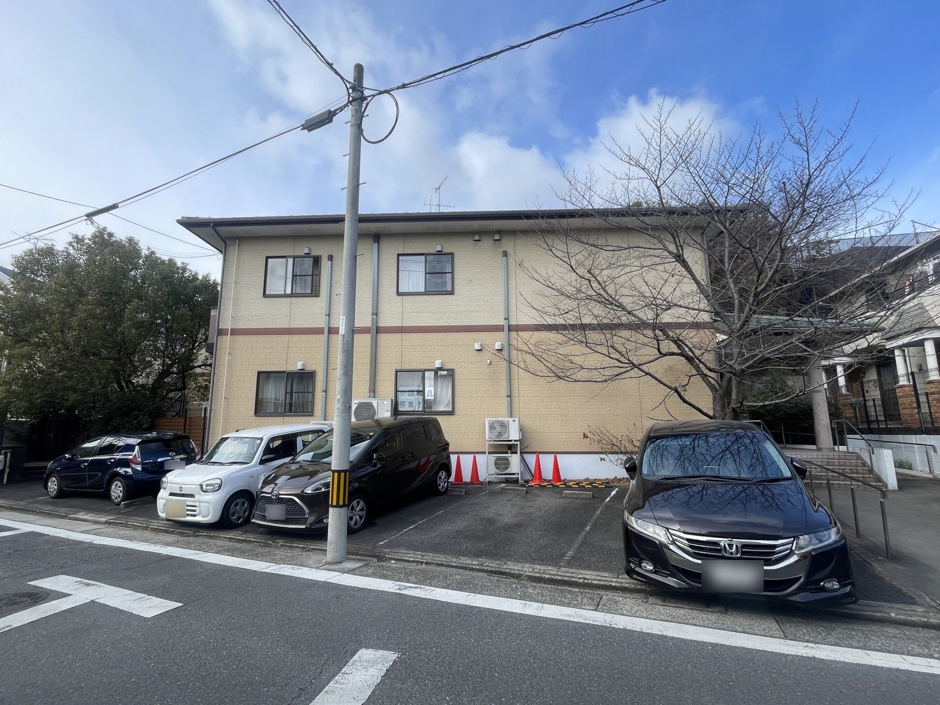 駐車場のある建物外観