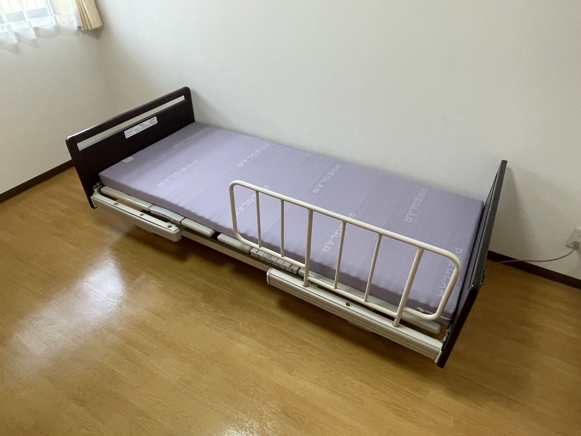 シンプルなベッドの部屋