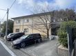 駐車場と建物の外観